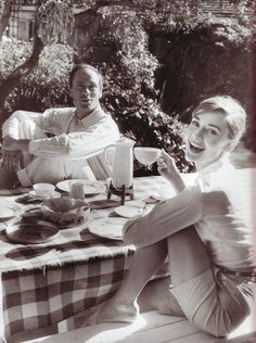 Audrey Hepburn havin